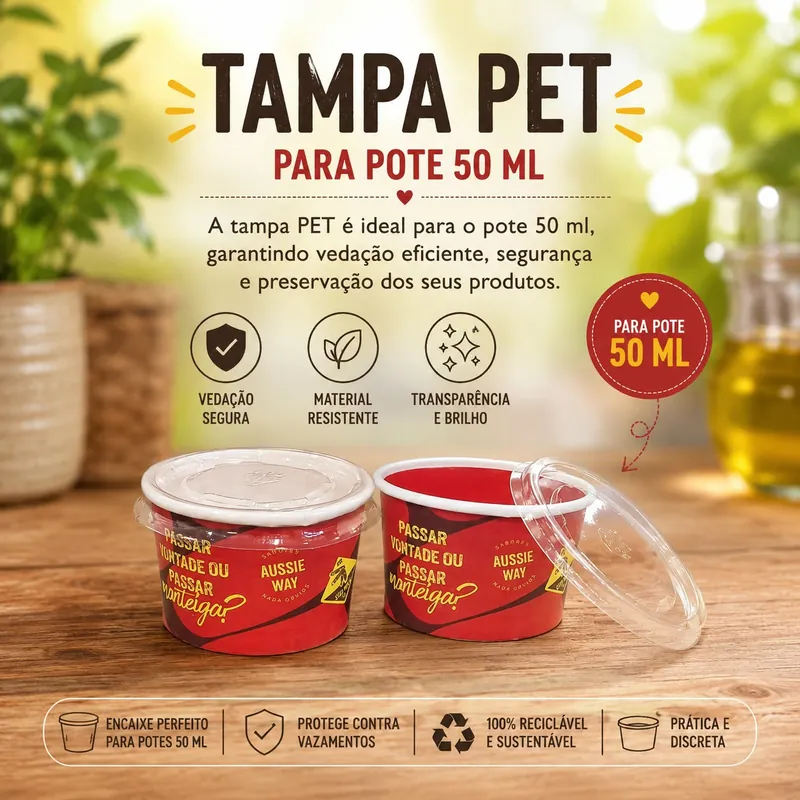 Arte de divulgação da AG Embalar: dois potes de papel vermelhos de 50 mL, um fechado com tampa PET transparente e outro com a tampa apoiada ao lado, sobre uma mesa de madeira. O texto anuncia “Tampa PET para pote 50 ml”, com vedação segura e material resistente.